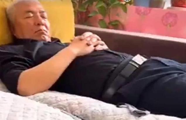 “靠谱”爷爷帮忙带娃，妈妈下班归来看到这个画面，又好笑又心酸