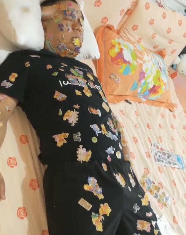 “戏精爸爸”火了，装睡被女儿贴纸“封印”，爸爸：我动也不敢动