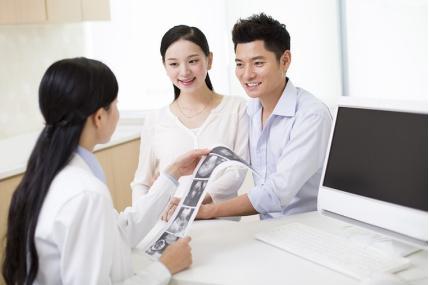 袖珍女拒绝引产，坚持生下畸形儿，网友：这不是母爱，是自私