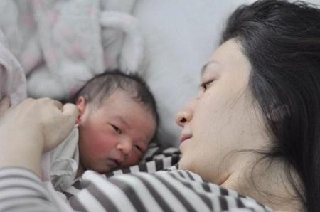 孕妇生完宝宝后住院期间，谁来陪床最好？别嫌弃，这个人最合适