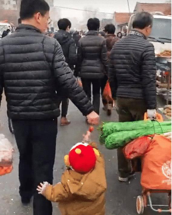 女儿逛街想抱抱，“懒爸”的做法让人笑翻了，网友：绝对是亲生的
