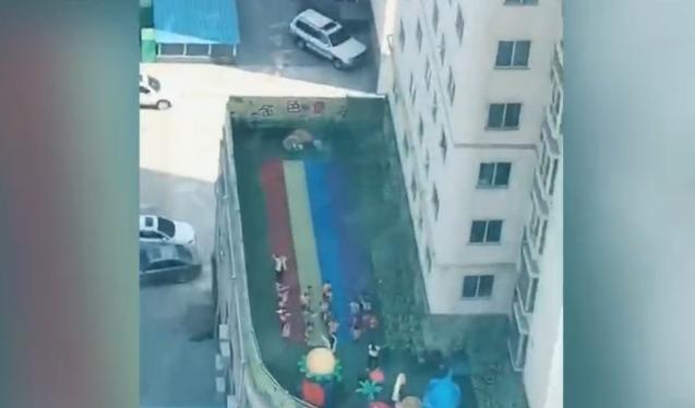 孙女去了幼儿园后，爷爷每天都在阳台坐着，妈妈发现了其中的秘密