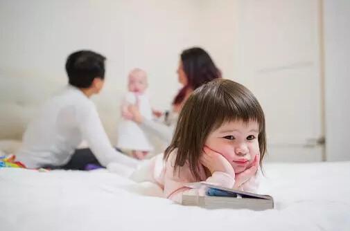 为什么不喜欢我还要生我？二胎家庭扎心真相，总有一个委曲求全