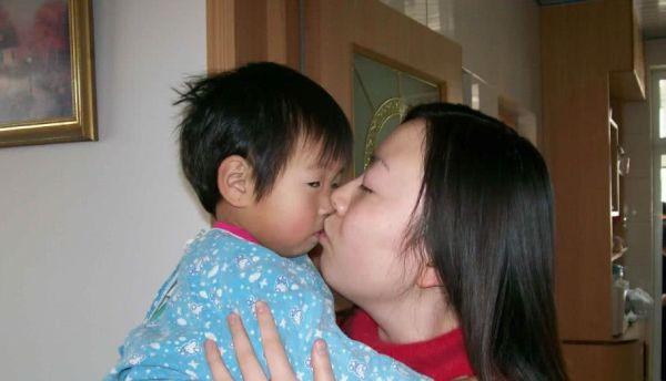 妈妈当儿子面换衣服，孩子上幼儿园后被辞退，老师：我们不是你妈