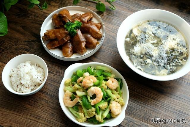 晒晒自已做的午饭，两菜一汤一主食，朋友看了说要把孩子送来托管