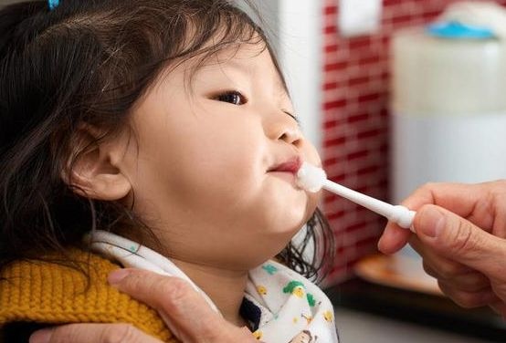 在换牙期，别给孩子这样吃饭，容易长出“双排牙”，家长要留心