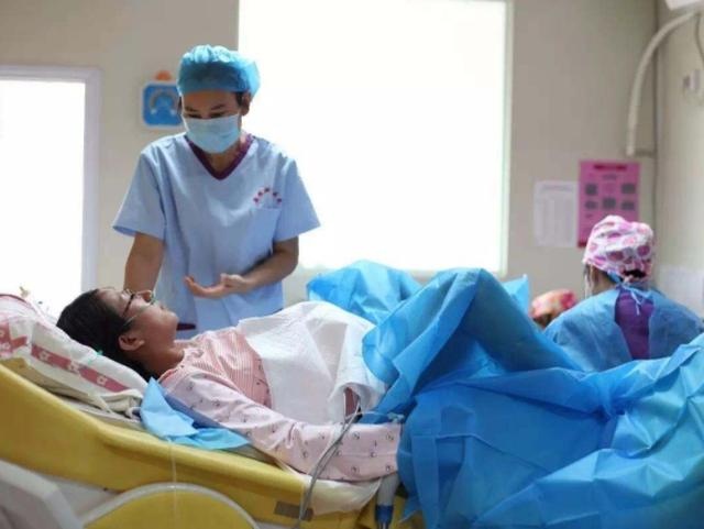 产妇顺利生娃，可医生却取不出“胎盘”，听到这话医生感觉很危险