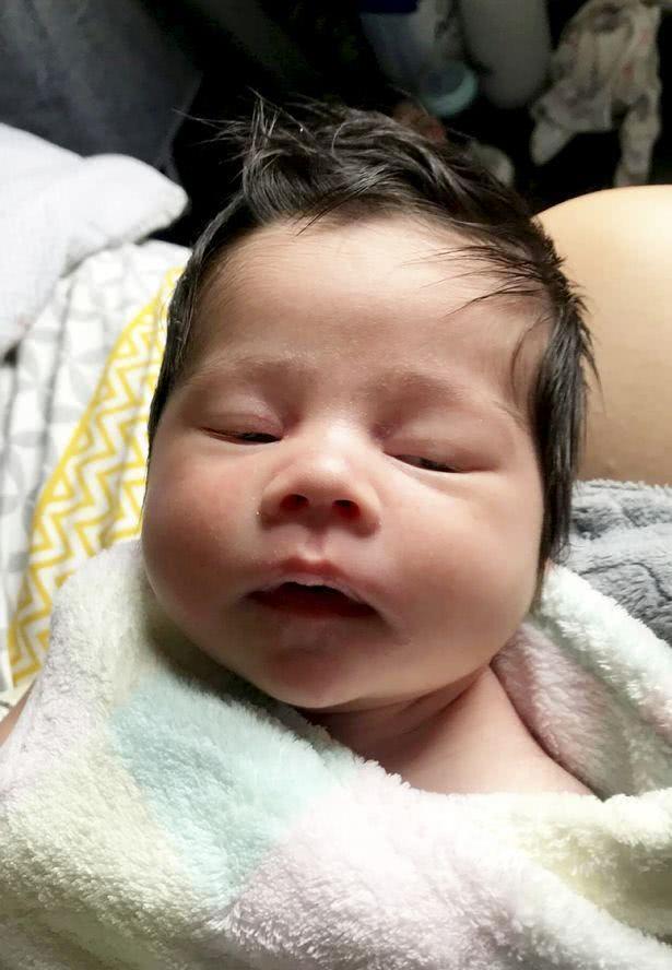 新生儿发量浓密，连成年人头发都没这么多！网友：能不能分我点