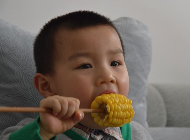 在换牙期，别给孩子这样吃饭，容易长出“双排牙”，家长要留心