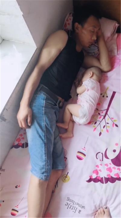 爸爸哄宝宝睡觉，妈妈不放心去卧室查看，推门一看妈妈心都暖化了