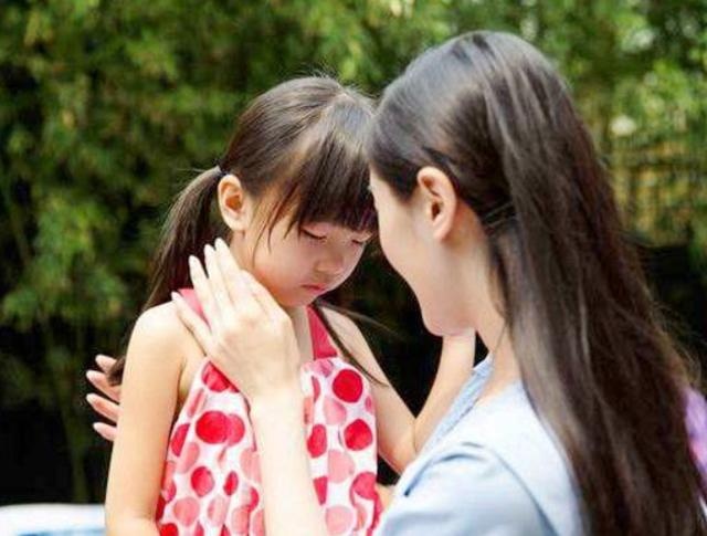中国夫妻生出“金发碧眼”女儿，奶奶偷做亲子鉴定，宝妈惭愧落泪