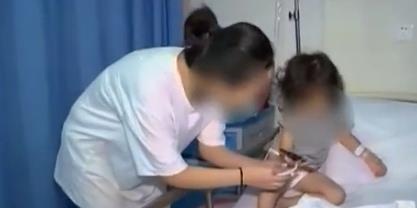 3岁女童流鼻涕不止，以为小感冒，检查发现鼻腔里竟有一厘米叠纸