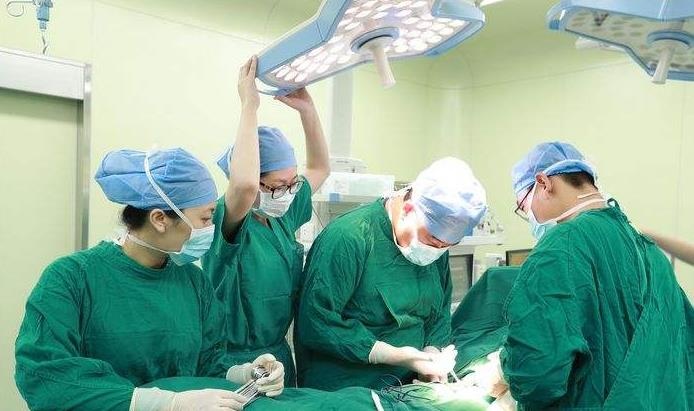 女人分娩时，为什么很多人会一边生一边拉粑粑？医生这样解释