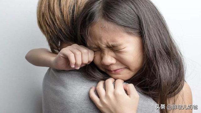 “妈妈为什么你身上有两个球”儿子非常好奇，妈妈红着脸这样回答