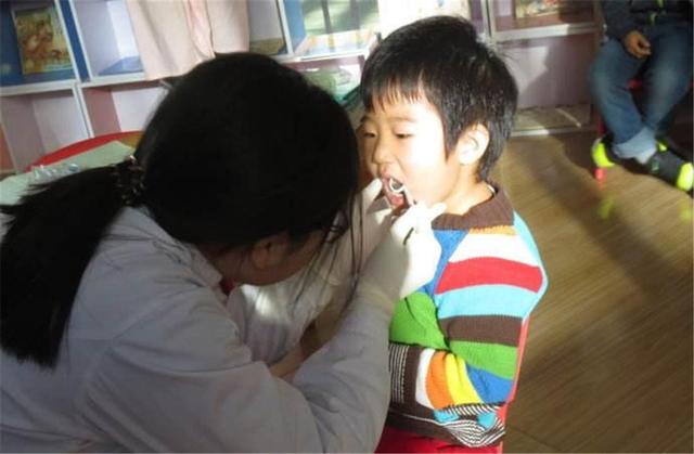 5岁男孩偷吃大人的零食，1年后患癌晚期，妈妈后悔莫及