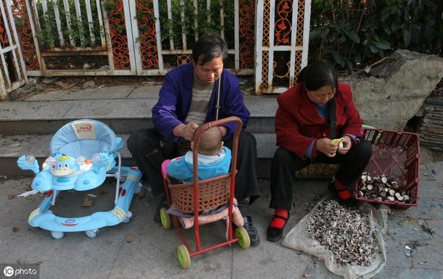 老人帮忙带孩子确实减轻了你的负担，但有3件事别让老人帮忙