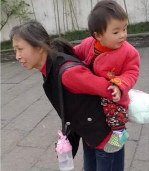 5岁男童不好好吃饭，婆婆想出2“妙招”坑苦娃，孩子妈妈失声痛哭