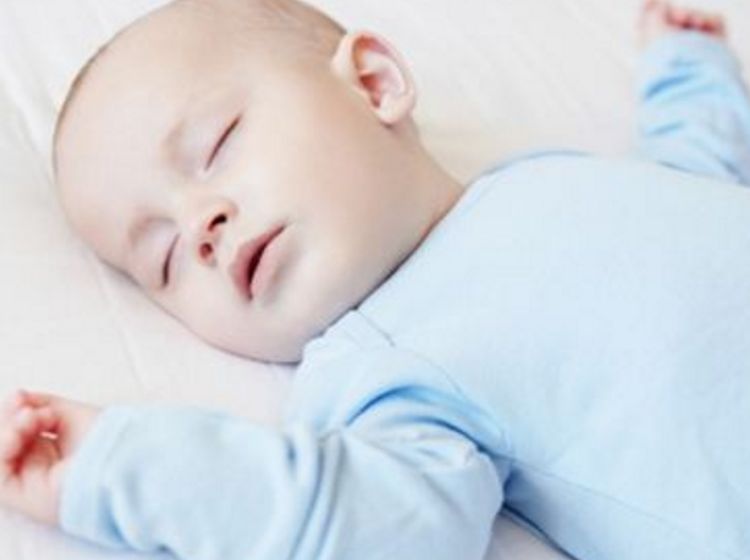 孩子偏爱“举手式”姿势睡觉，是否该纠正？医生：先弄清楚这几点