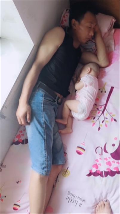 爸爸哄宝宝睡觉，妈妈不放心去卧室查看，推门一看妈妈心都暖化了