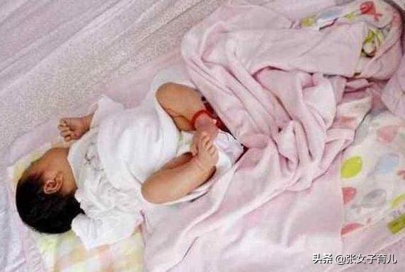 孩子睡觉喜欢蹬被子的3大原因，父母怕孩子冷，成最大原因