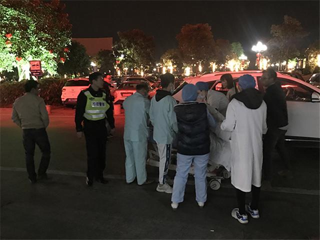 孕妇高速上产子并淡定剪断脐带，产科医生：孕晚期几种信号要注意