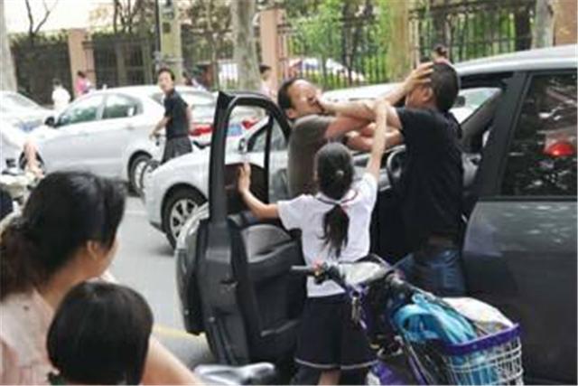 6岁孩子被欺负，爸爸“机智”想出办法，结果儿子却和他动手？