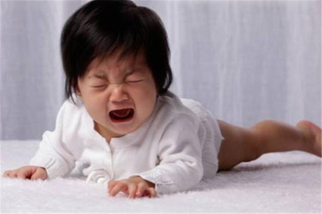 孩子哭闹不能立刻抱？多数宝妈都被错误观念影响，难怪娃和你不亲