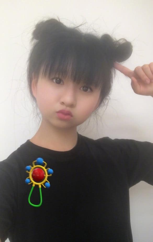 20岁小彩旗近照,齐腰长发不见腰身圆润似路人