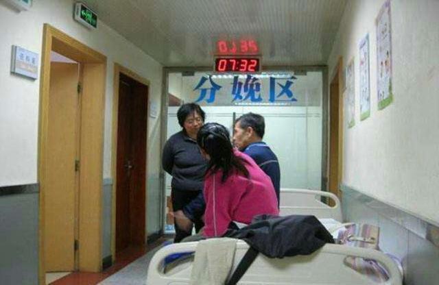 孕妈生出龙凤胎，护士大声报喜被记过，医生：没眼力见