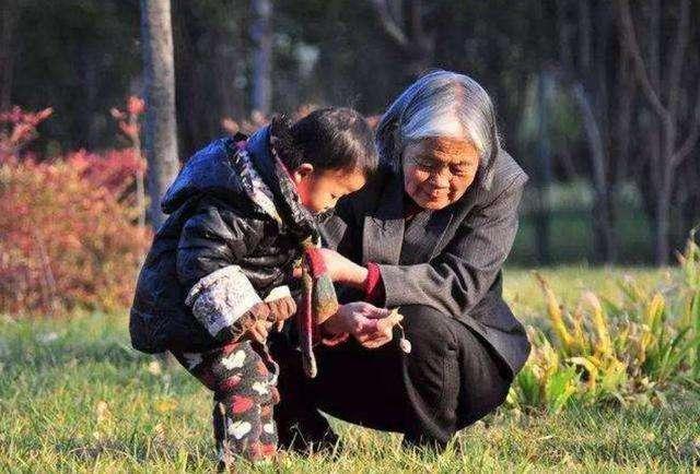 明明是姥姥带大的孩子，却更喜欢奶奶，原因值得大人反思