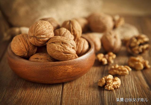 胎儿补脑，不是孕妈吃核桃越多越好，而是应在这3个时期常吃核桃