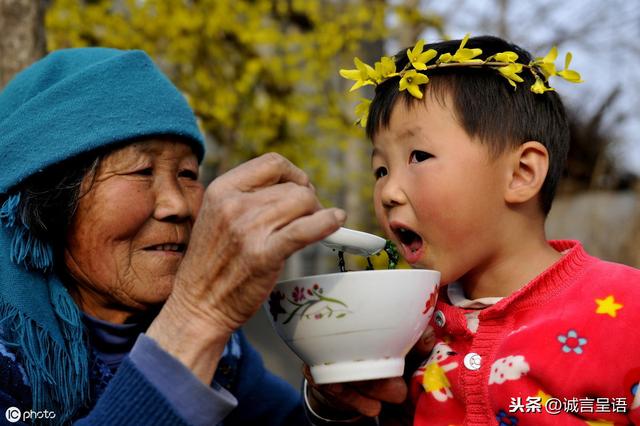 忠告：三伏天老人这样带孩子，可能会“坑娃”，还在做的快停手