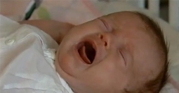 这个小女孩真厉害！别人只出生一次她出生了2次，还带着这个出生