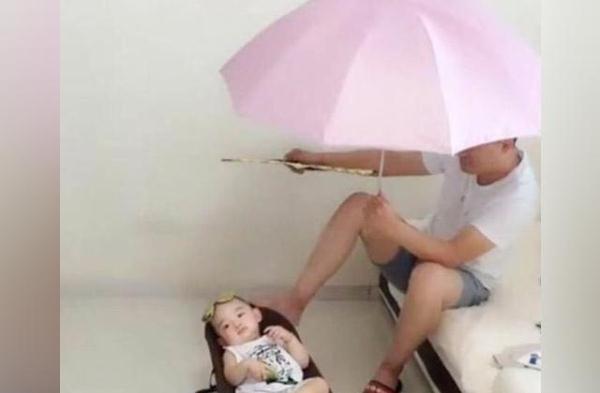 爸爸出差回来，被妈妈安排照看宝宝，父子俩相处的画面把妈妈笑翻