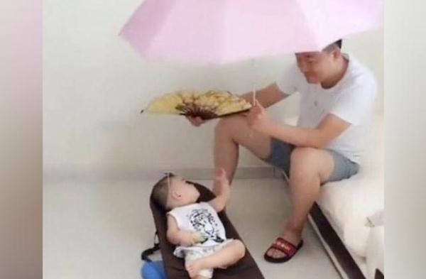 爸爸出差回来，被妈妈安排照看宝宝，父子俩相处的画面把妈妈笑翻