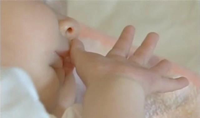这个小女孩真厉害！别人只出生一次她出生了2次，还带着这个出生
