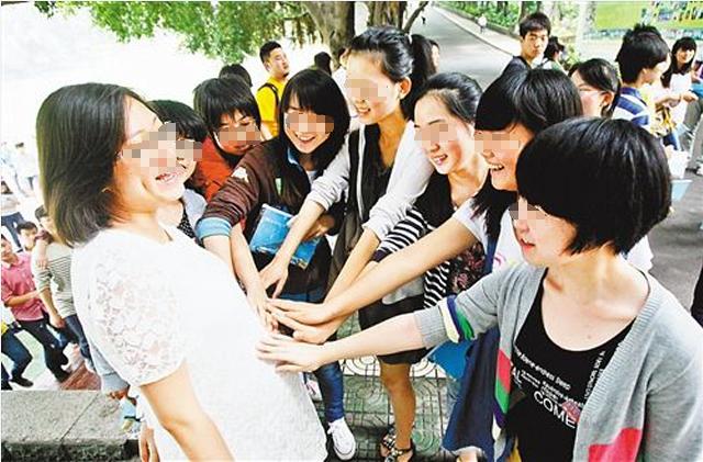 老师厕所生子，惊动全园教职工，医护人员斥责：产前常识都没有？