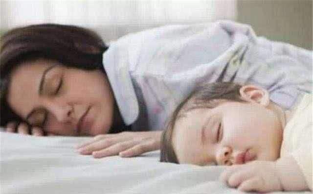 孩子想和妈妈一起睡，宝妈应该如何选择？亲子共眠需要注意什么