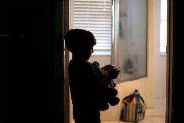 抑郁症趋于低龄化，孩子上幼儿园变安静，父母别大意