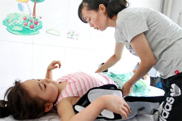 一堂课毁了孩子一辈子，6岁女童瘫痪，家长难道不该反省吗？