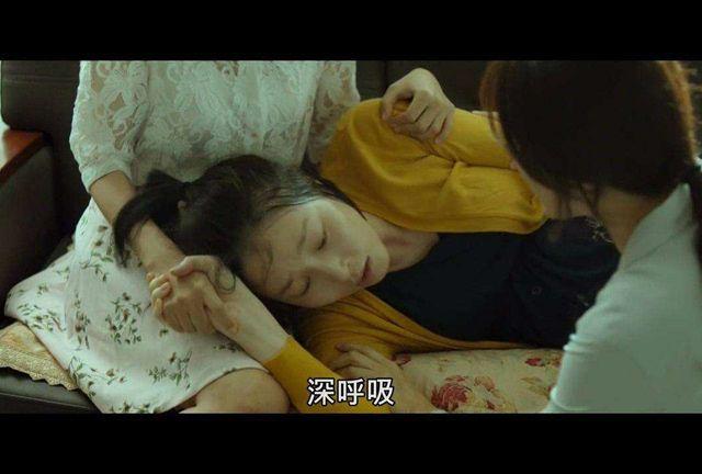 老师厕所生子，惊动全园教职工，医护人员斥责：产前常识都没有？