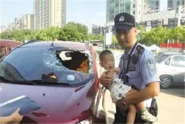 孩子被锁车内，妈妈却拒绝消防员救人，为省钱连孩子性命都不顾？
