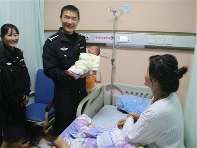 孕妇高速上产子并淡定剪断脐带，产科医生：孕晚期几种信号要注意