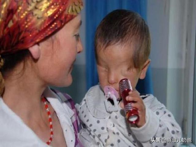熊孩子用胶水粘住了眼睛，家长应该怎么做，才有可能力挽狂澜