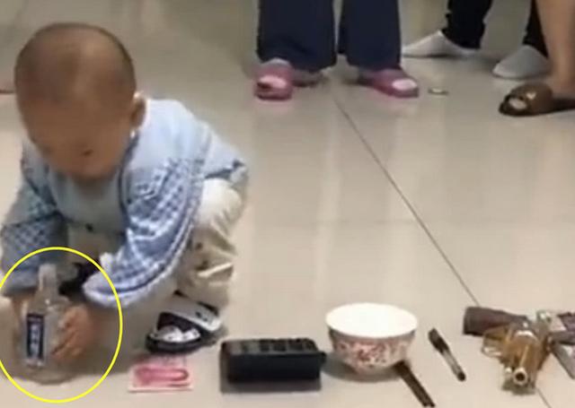 宝宝抓周拿起这个东西不松手，家人看到后对孩他爸说：都怪你