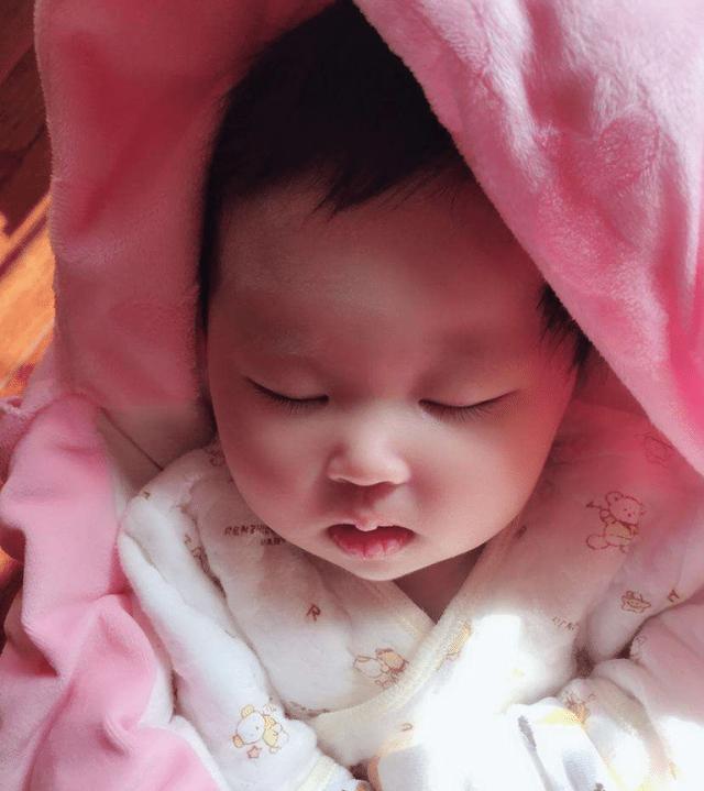 宝宝刚降生就睁开眼睛，是孕期营养足的表现？几个原因都很重要