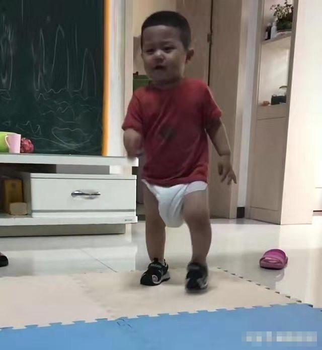 “佛系爸爸”火了，一天不给宝宝换纸尿裤，妈妈回来纸尿裤3斤重
