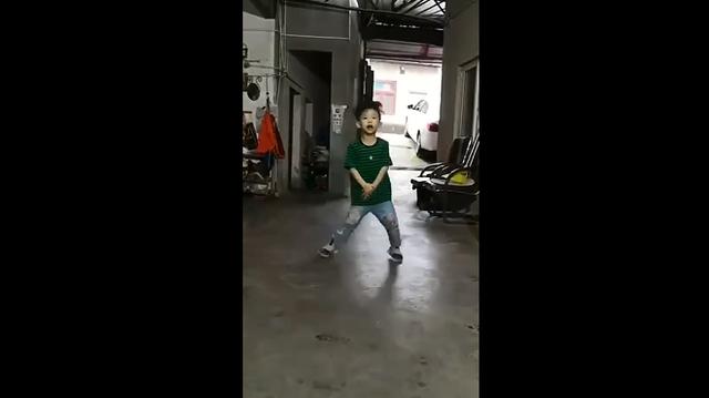 小男孩跳舞耍帅视频走红，却被裤子实力抢镜，网友：这次糗大了