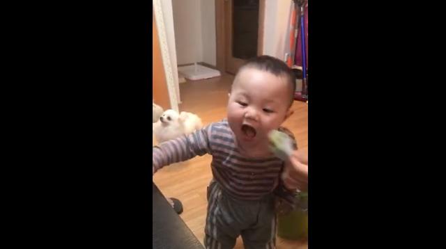 妈妈拿冰淇淋逗宝宝视频火了，萌宝吃不到瞬间变脸，小模样太逗了