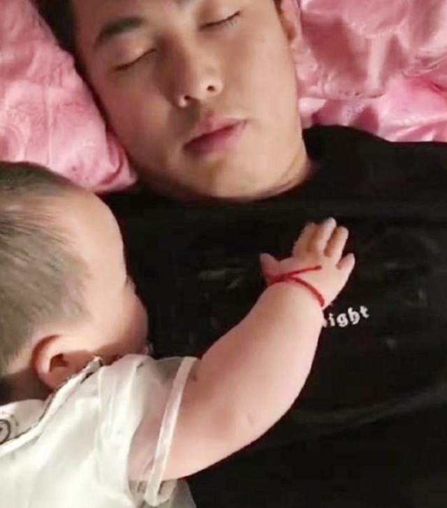 9个月的女儿哄爸爸睡觉成功，之后还叹口气，女儿：爸爸可真难哄